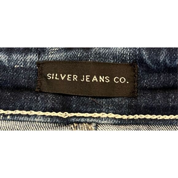 Silver Jeans Co. Women's Suki Mid Rise Curvy Fit Short - Picture 4 of 6